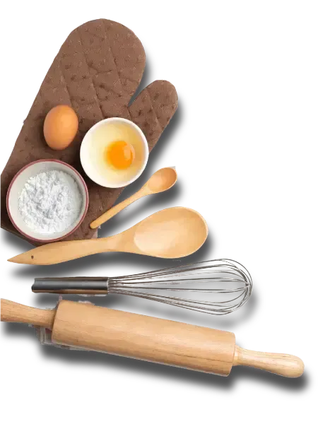 Utensilios de repostería: rodillo, batidor, cucharas y huevos